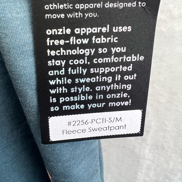 NWT Onzie tiger print cropped long sleeve hoodie and relaxed joggers set - Picture 16 of 16